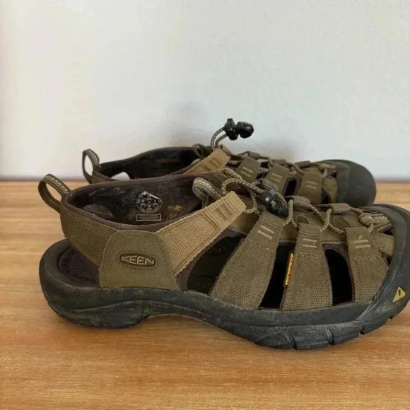 Keen Newport Men’s Waterproof Outdoors Sandals Size 10 US Green Closed Toe - Picture 9 of 12